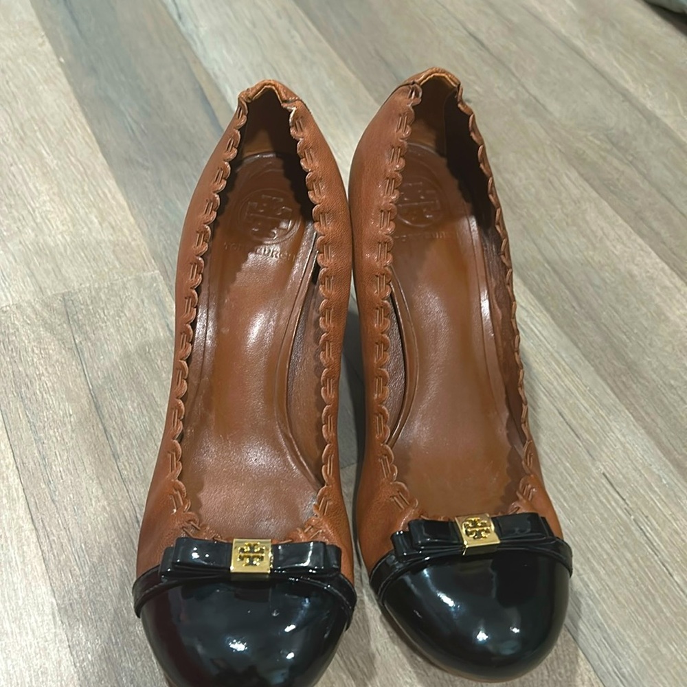 Tori Burch Black and brown leather pumps, size 11 in really good condition